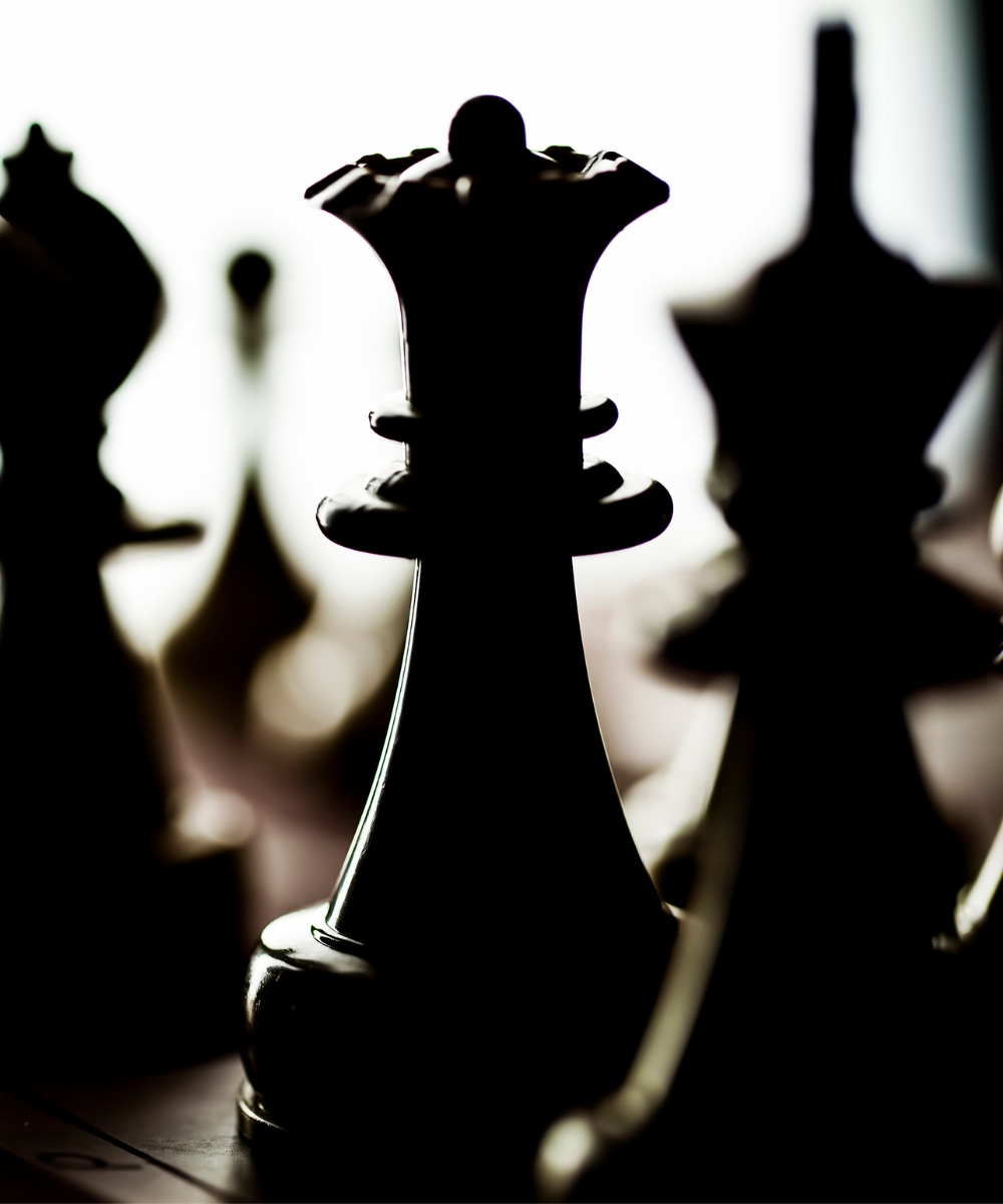 Schachfiguren im Fokus als Metapher für strategische Planung in professioneller SEO