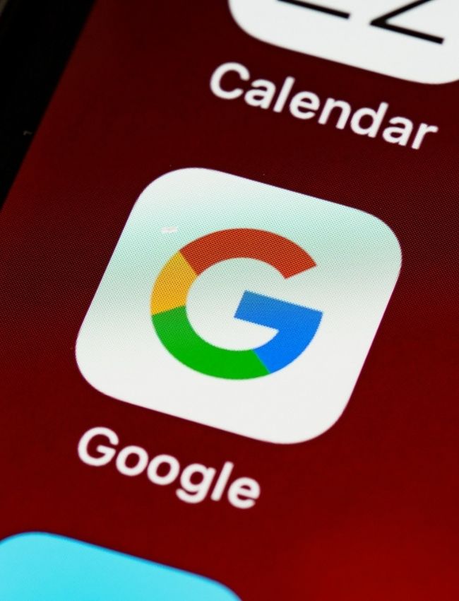 Smartphone-Bildschirm mit Google App Symbol für SEA und Google Ads Werbeformate